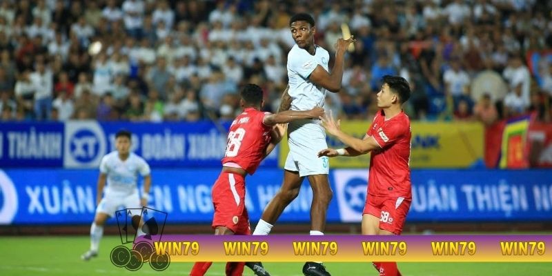 3 tiền đạo cao trên 1m95